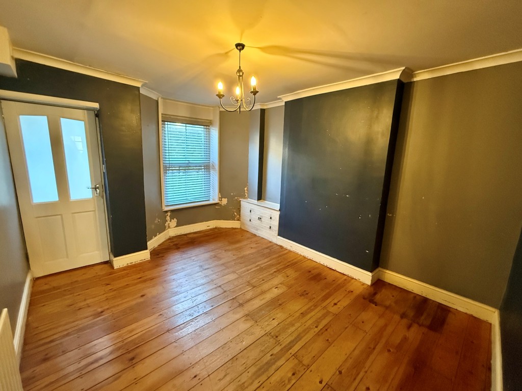 Lot: 89 - MID-TERRACE HOUSE FOR REFURBISHMENT - Dining room